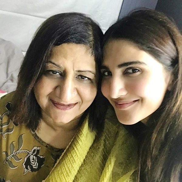 Vaani Kapoor äitinsä kanssa