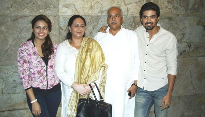 Huma Qureshi med sine forældre og bror