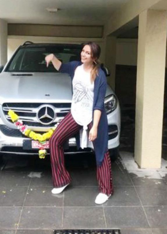 Huma Qureshi mit ihrem Auto