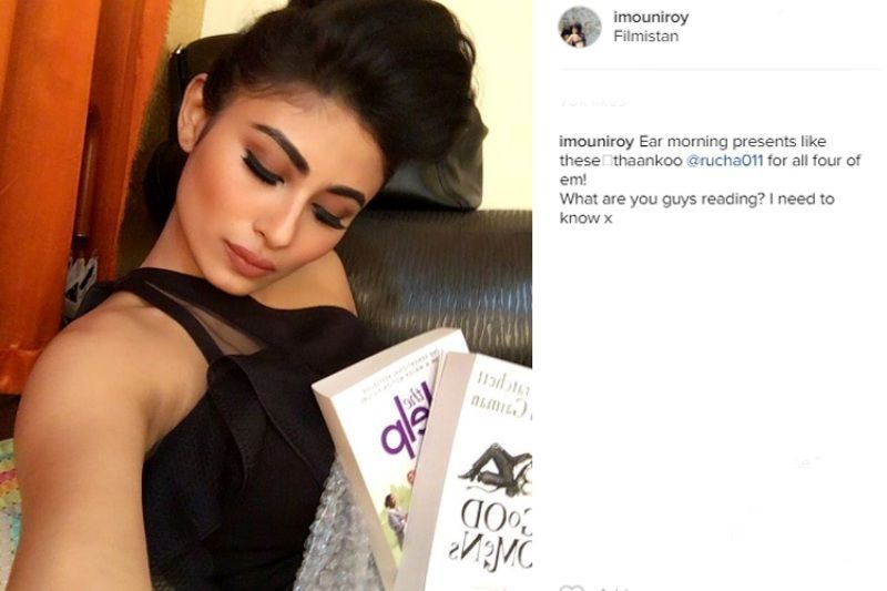 تُظهر موني روي حبها للكتب على مواقع التواصل الاجتماعي
