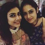 aakanksha-singh-med-hennes-syster-chayanika-singh