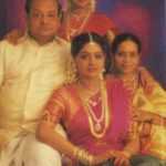 Sridevi (sjedeći centar) sa svojim roditeljima i sestrom Lathom