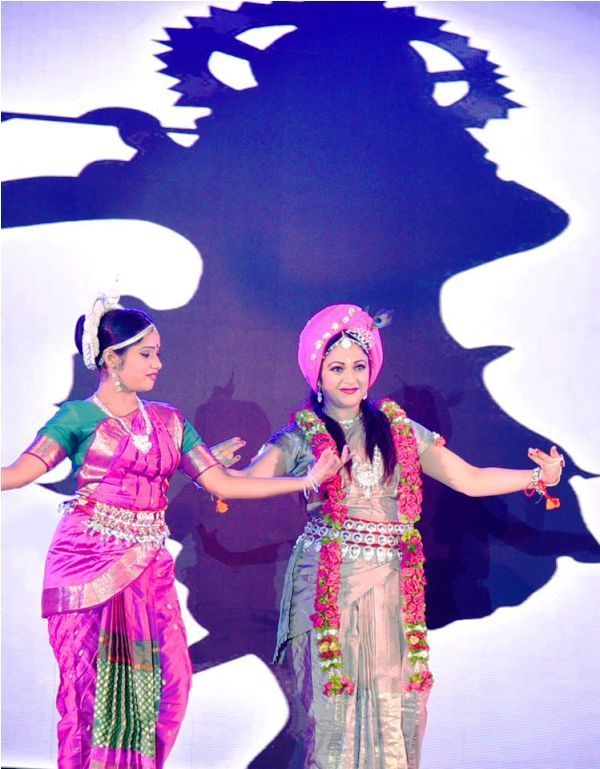 Γκρέσι Σινγκ που εκτελεί ινδικό κλασικό χορό