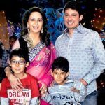 Madhuri Dixit עם ילדיה ובעלה