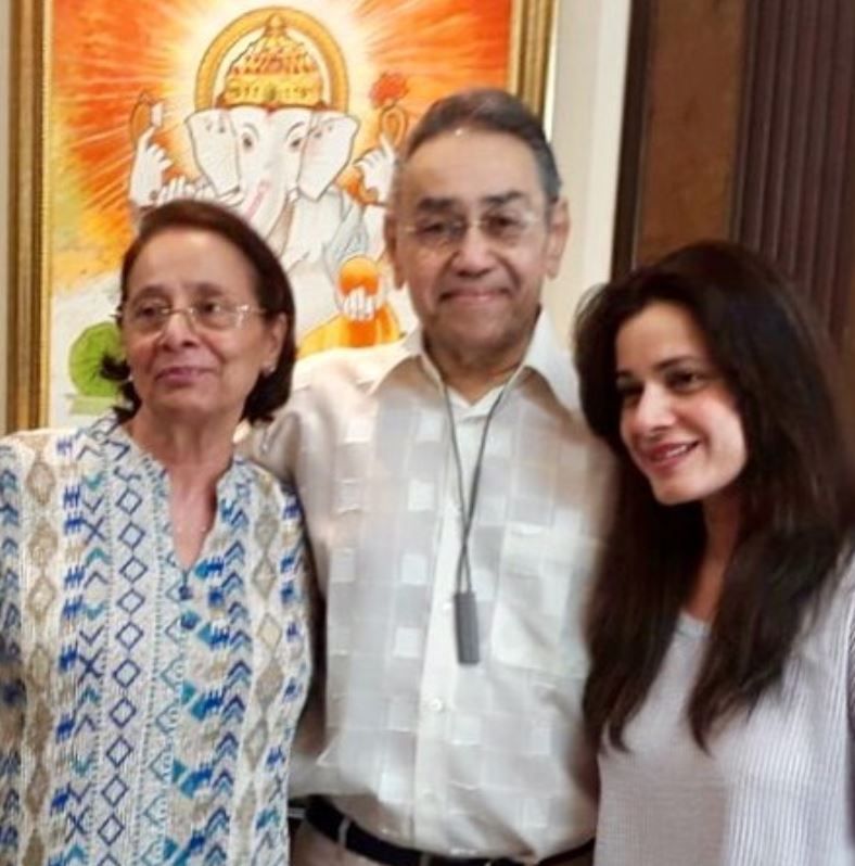 Neelam Kothari koos vanematega