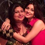 Nyra Banerjee con su madre Nanditaa Bannerjee