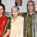 Сухасини Мулай с майка си Виджая Мулай и съпруга Атул Гурту