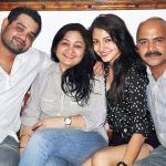 Anushka Sharma perheensä kanssa