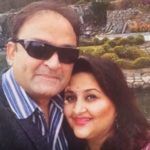 अपने पति राजेश सवलानी के साथ सुपर्णा आनंद