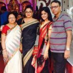 Tanushree Dutta con sus padres y su hermana Ishita Dutta