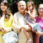 Raveena Tandon với bố mẹ cô ấy