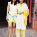 သူမ၏မိခင်နှင့်အတူ Pooja Chopra