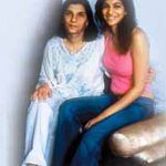 Anushka Manchanda med sin mamma