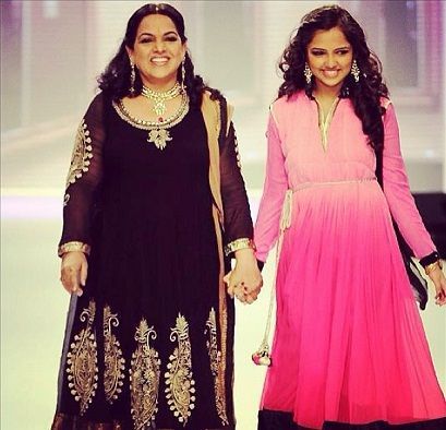 Ahsaas Channa con su madre en la Semana de la Moda de Geetanjali