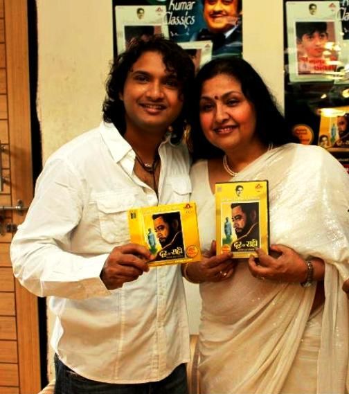 Leena Chandavarkar với con trai của cô ấy Sumeet Kumar