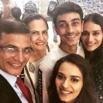 Manushi Chhillar com sua família
