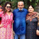 Kamna Pathak con sus padres