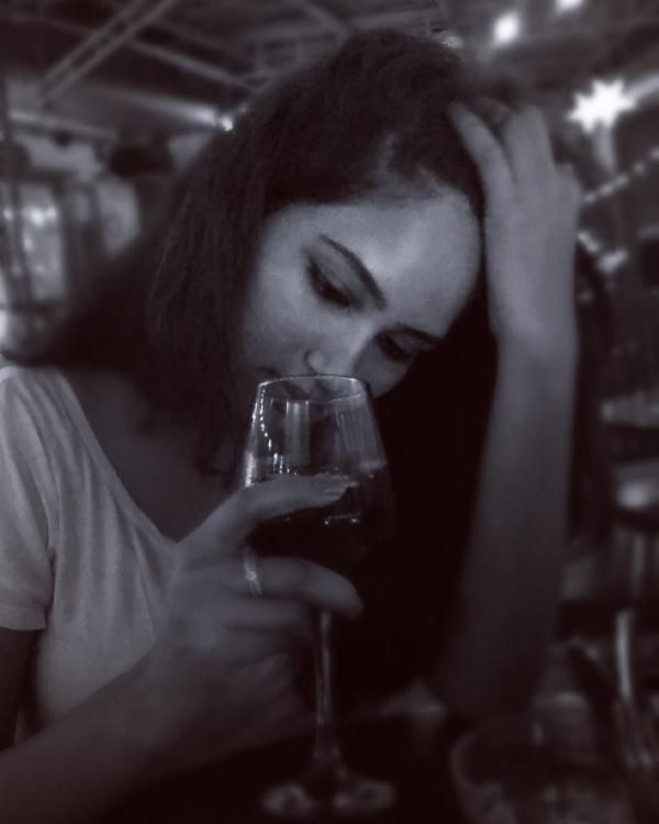 קמנא פתאק עם כוס יין