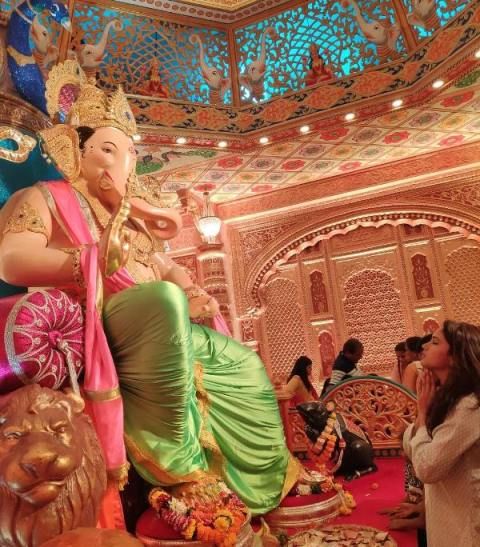 Kamna Pathak modląc się do Lorda Ganesha