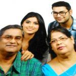 sayantani-ghosh-with- သူမ၏ - မိသားစု