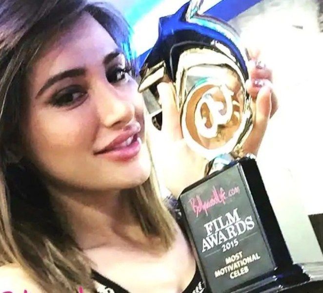 Nargis Fakhri pozira uz svoju Bollywoodovu nagradu za život
