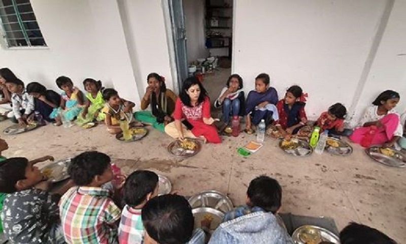 Rajshri Deshpande con niños de la escuela
