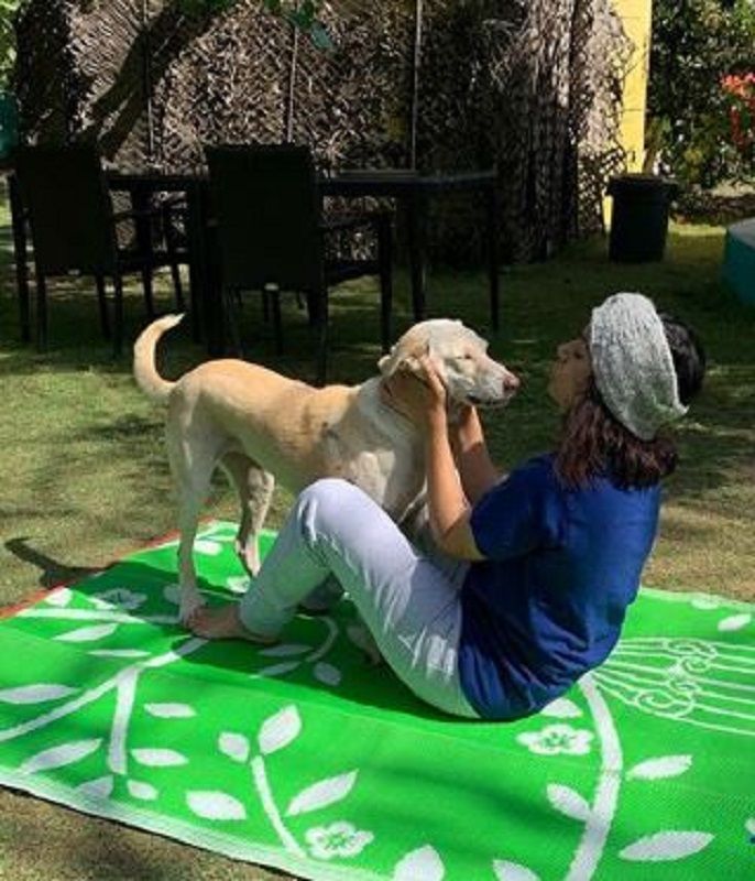 Rajshri Deshpande com seu cachorro de estimação