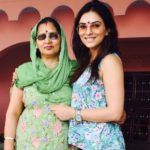 Mansi Sharma äitinsä kanssa