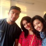 Mansi Sharma com seu irmão e irmã mais velha