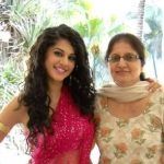 Taapsee Pannu con su madre