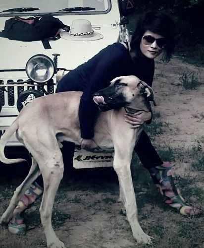 आर्य बनर्जी अपने पालतू कुत्ते के साथ