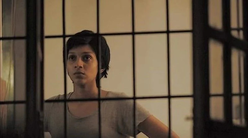   Санчана Натараджан в роли Амуты в кадре из двуязычного фильма Game Over (2018)