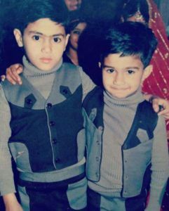 Ali Abbas Zafar en su infancia con su hermano mayor