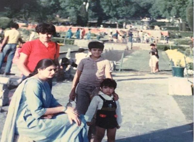 Imtiaz Ali (ในเสื้อยืดสีแดง) กับแม่และพี่น้องของเขาในระหว่างการเยือนแคชเมียร์ครั้งแรก