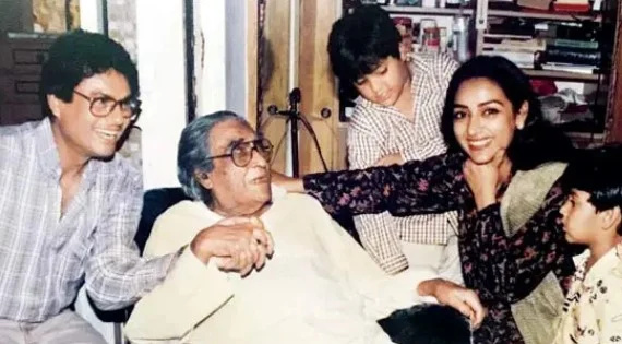   Anuradha Patel se svým manželem, dědečkem a syny