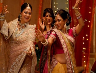   Anuradha Patel (vpravo) tančí na snímku z filmu Jaane Tu Ya Jaane Na