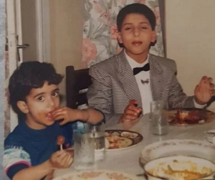   अर्सलान गोनी's (right) childhood picture with his brother Aly Goni
