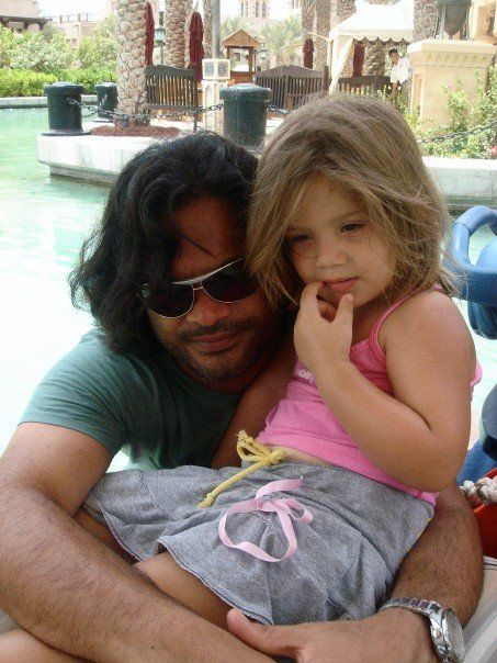सैम बॉम्बे अपनी बेटी के साथ