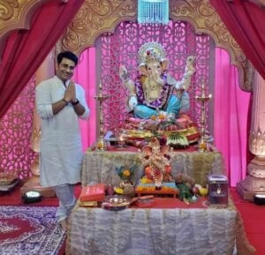   Jaineeraj Rajpurohit adorando ídolo del Señor Ganesha