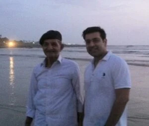   Una foto de Jaineeraj Rajpurohit con su padre.