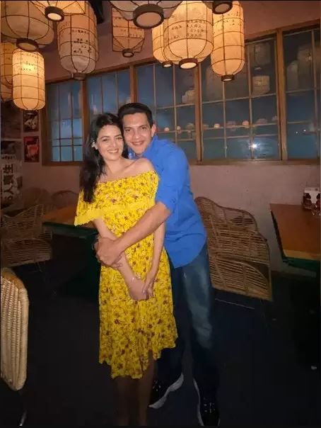 Shweta Agarwal con Aditya Narayan