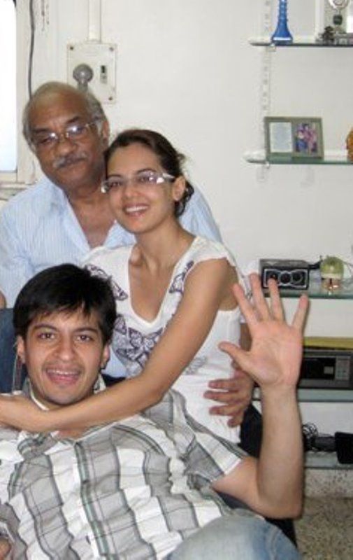 Shweta Agarwal com seu pai e irmão