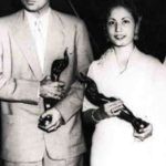 Meena Kumari mit dem Filmfare Award