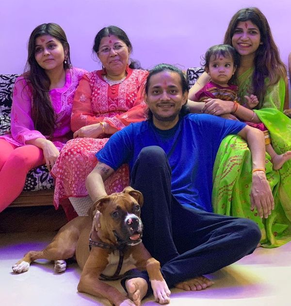 Tanishk Bagchi avec sa soeur, sa mère, sa femme et sa fille