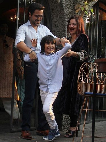 Pooja Bhatt với em họ Emran Hashmi và cháu trai của cô ấy