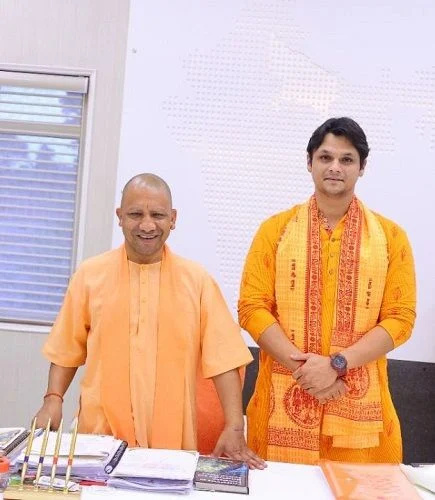   Akash Singh Rajput Yogi Adityanathin kanssa