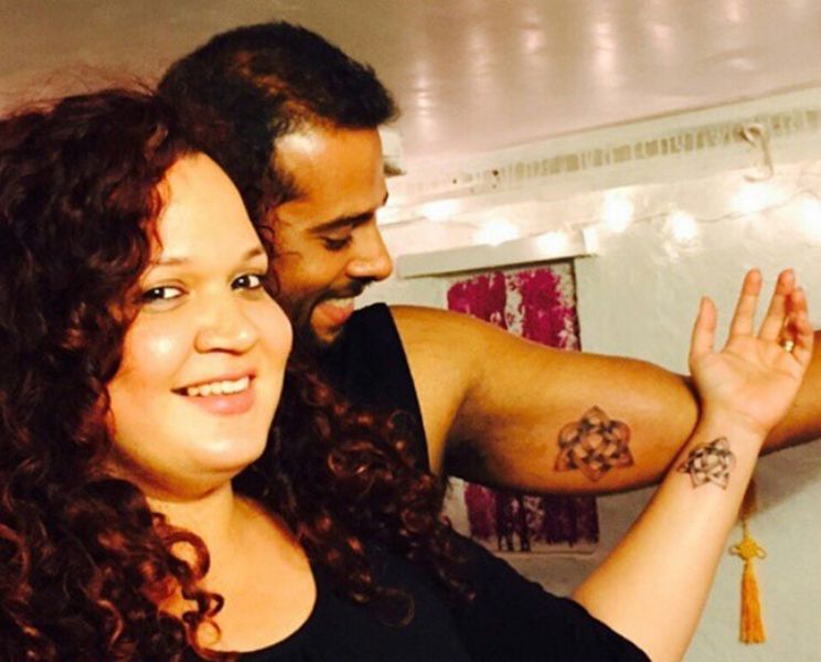 Karisma Chavan og hendes mand poserer med deres tatoveringer