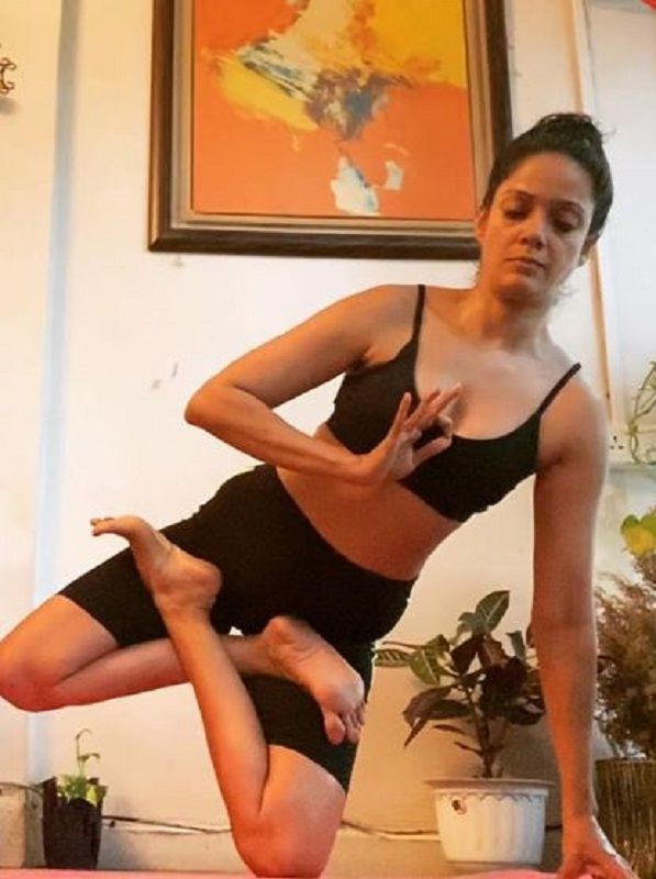 Vidya Malvade pratiquant le yoga