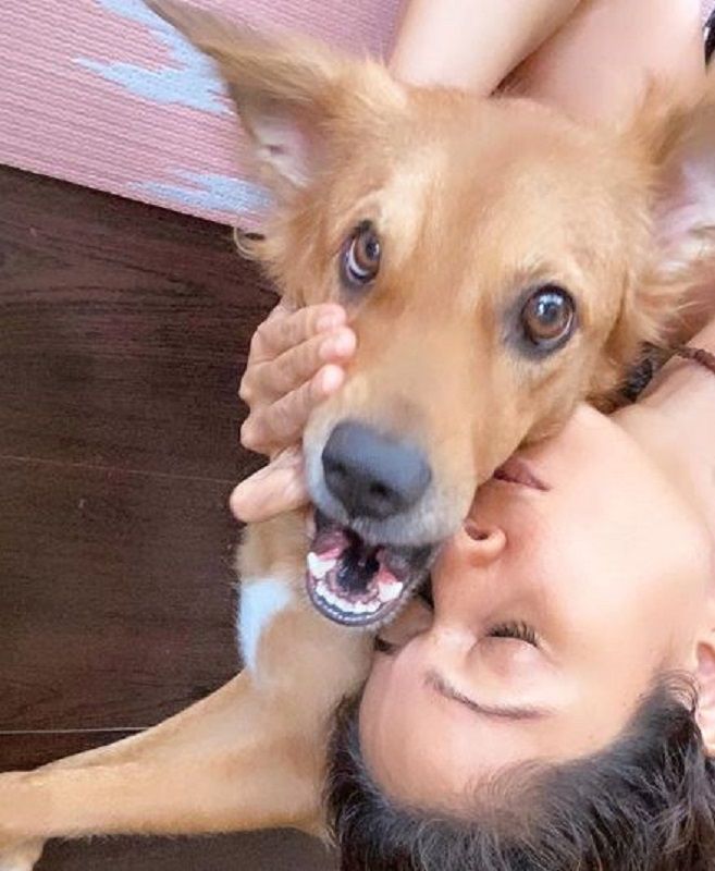 Η Vidya Malvade με το κατοικίδιο σκύλο της