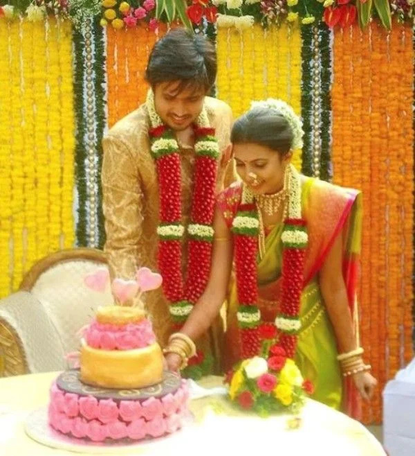   Chirag memotong kek bersama isteri pada hari perkahwinan mereka